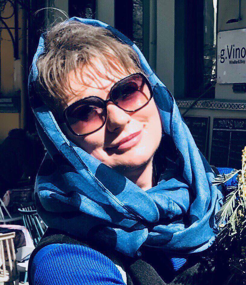 «Меня часто спрашивают друзья, вот как ты себя чувствуешь: это же надо постоянно просить, писать, вечно думать о деньгах, переживать, что их нет, зависеть от решения окружающих, наверное унижаться и всегда ждать.
Ты же сдуреешь!
Я не унижаюсь и не дурею. Мне не стыдно и никогда не было!
Стыдно-это говорить, что дети умирали и будут умирать. А мне машину надо поменять. Вот это дно.