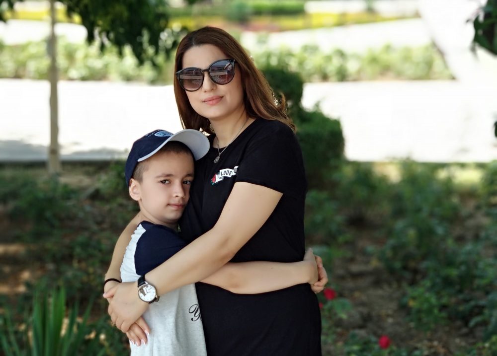 Во время разговора с мамой  Саши , врач сразу сказала: «Только не думайте, что из-за расстройства аутистического спектра вам придется забыть о себе ради ребенка. Нельзя зацикливаться на проблеме, приносить себя в жертву. Это как в самолете в экстренной ситуации: вы сначала надеваете кислородную маску на себя, потом на ребенка