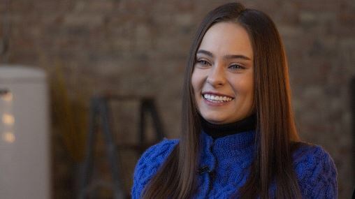 Во время подготовки к фотосессии, Оксана шутит и много улыбается. Она с удовольствием примеряет на себя яркие образы и не жалуется на усталость. «Когда знаешь, что результат того стоит, об усталости вообще не думаешь, тогда ты просто заинтересован процессом».
