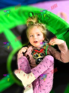 Вона плаче від болю, а ми можемо принести надію