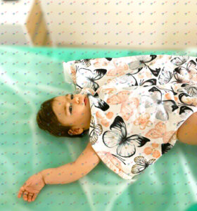 Вона плаче від болю, а ми можемо принести надію